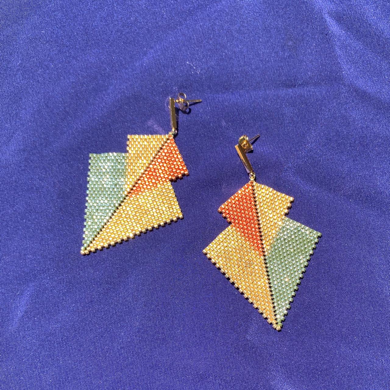 Aretes Atik Dorado, Verde Claro y Cobre - Asimétrico