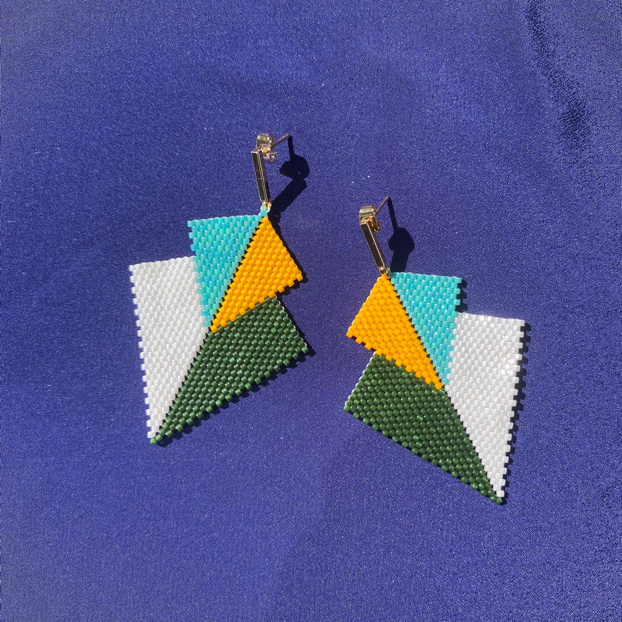 Aretes Atik Verde Olivo y Blanco - Asimétrico