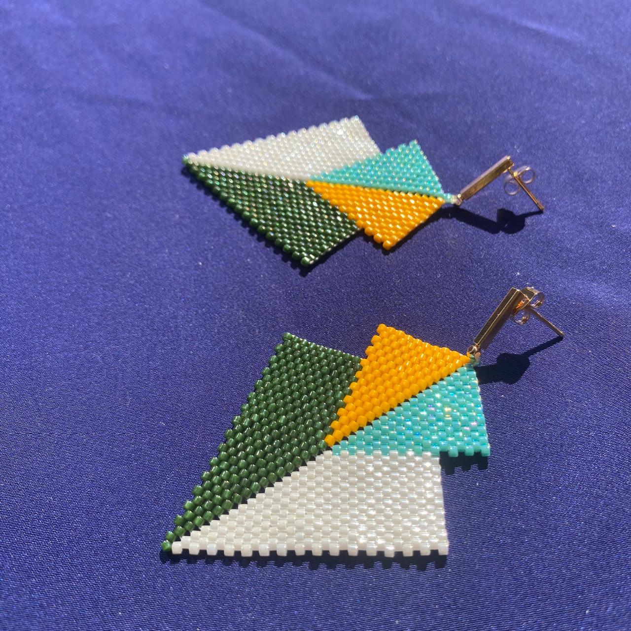 Aretes Atik Verde Olivo y Blanco - Asimétrico