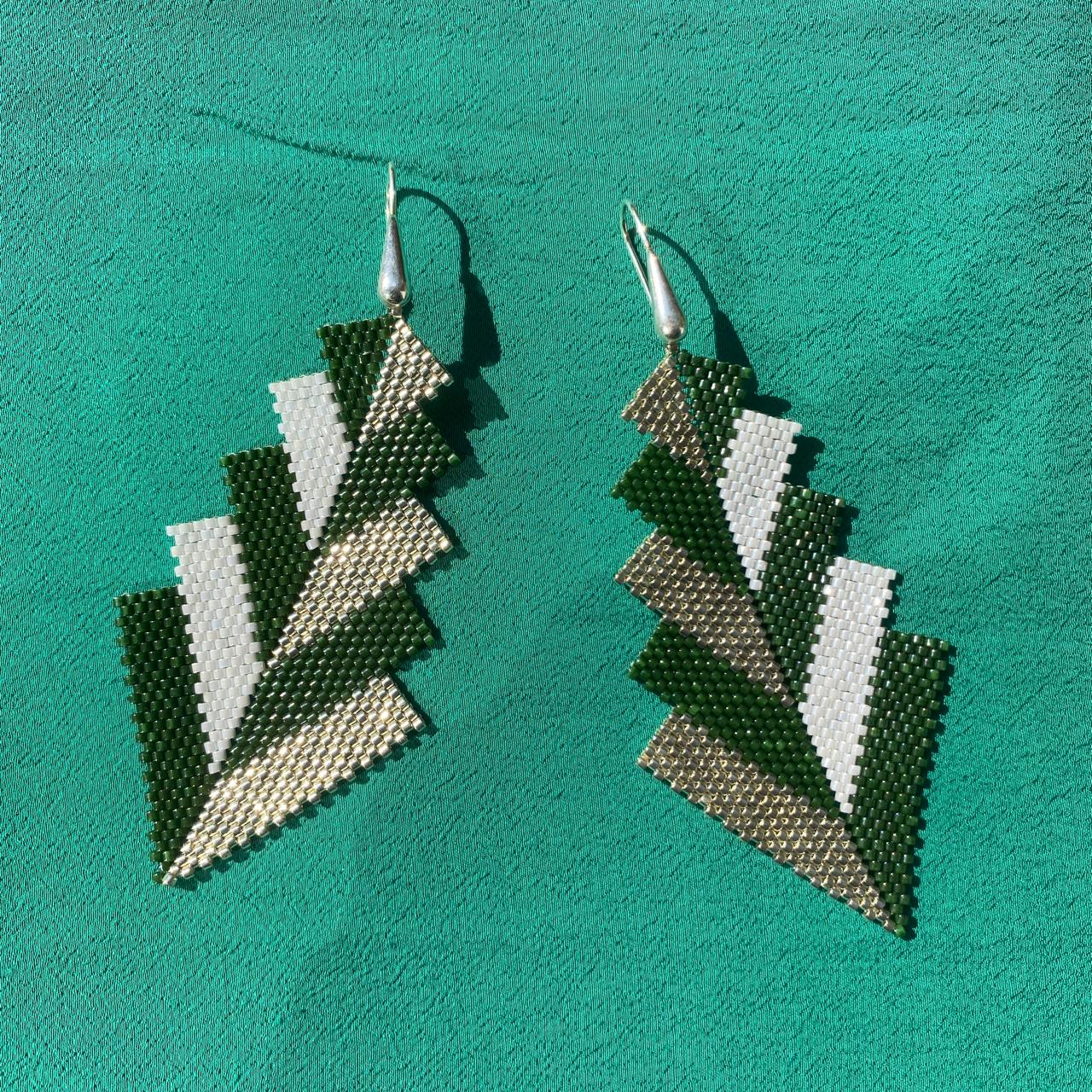 Aretes Capella Verde Olivo y Blanco - Asimétrico