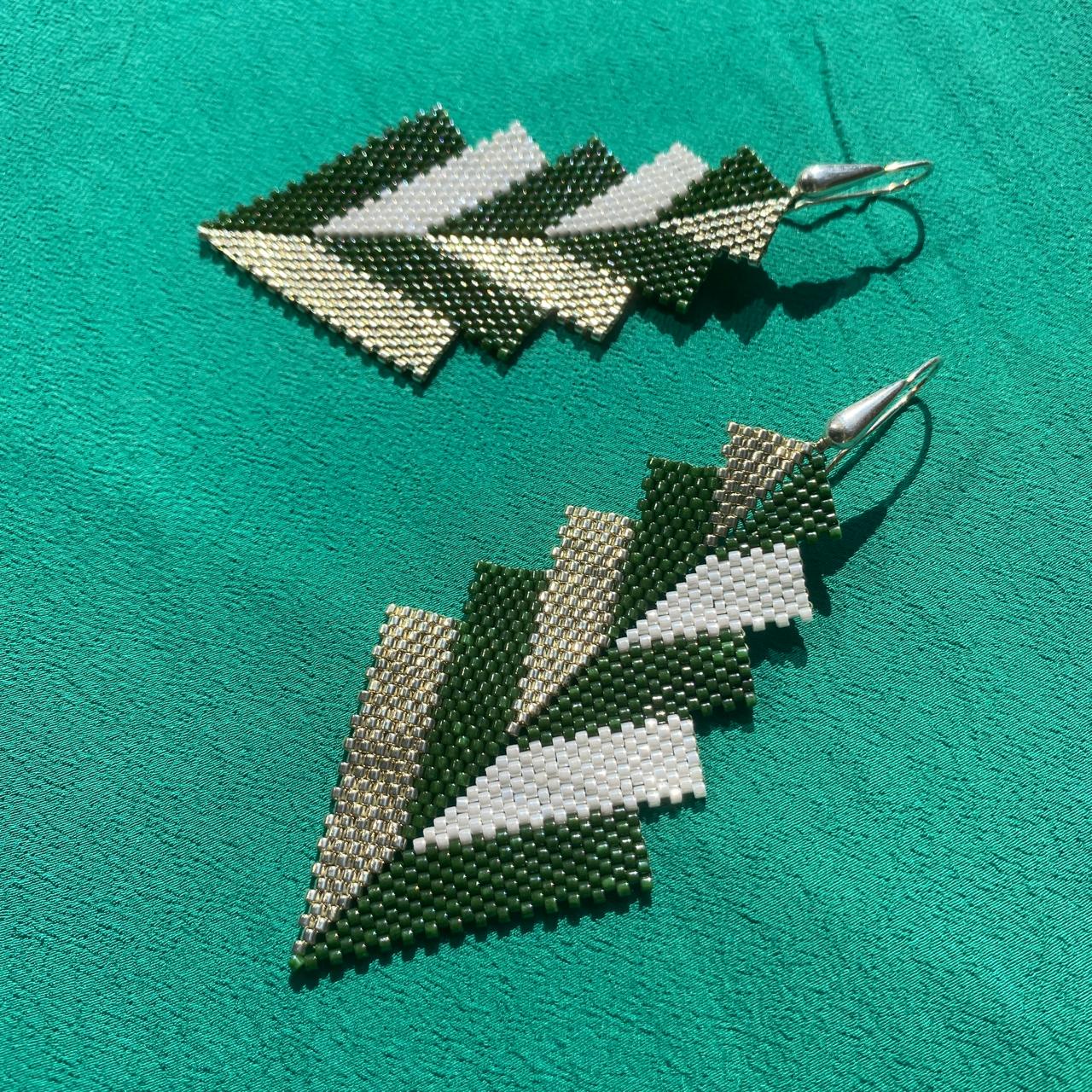 Aretes Capella Verde Olivo y Blanco - Asimétrico