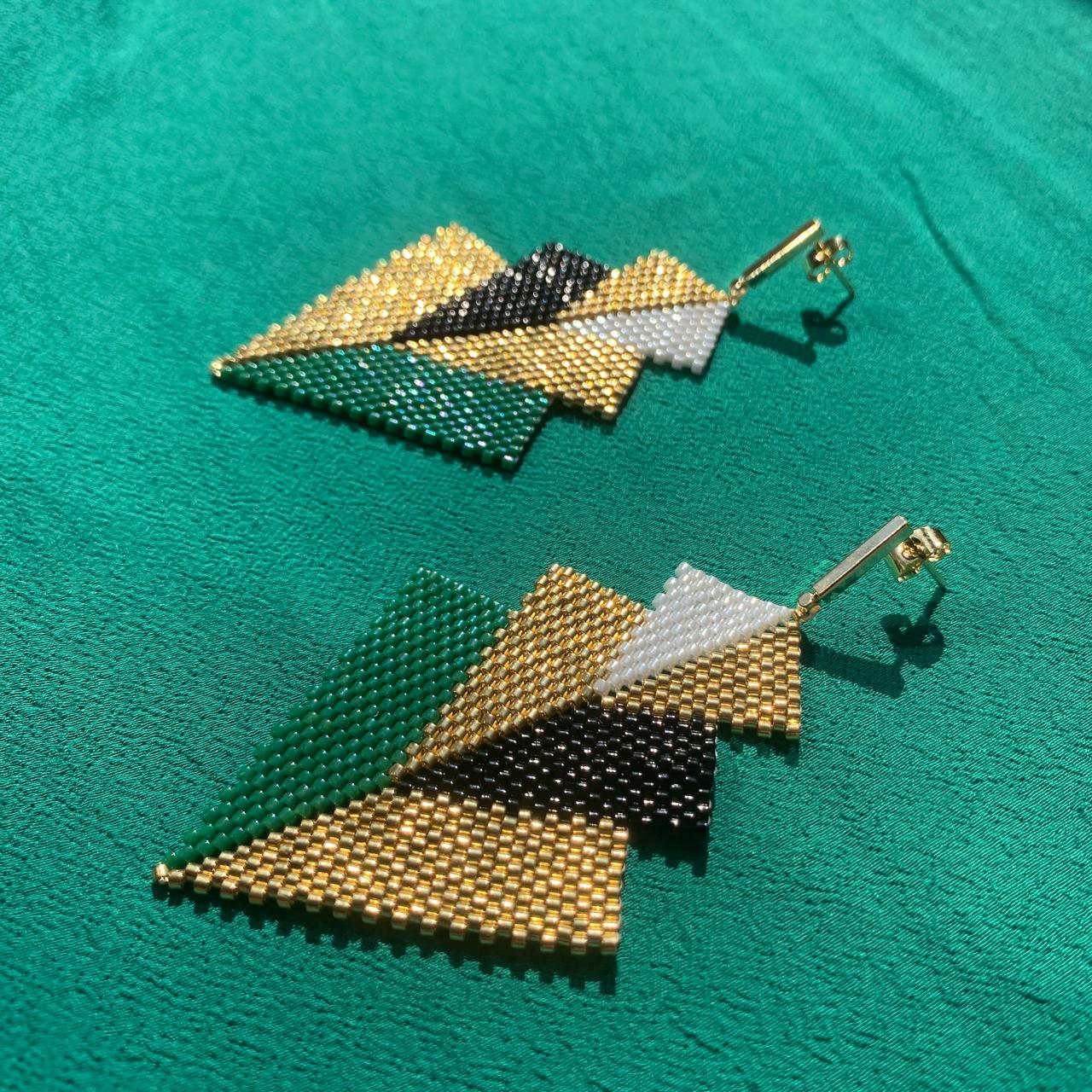 Aretes Danika Dorado y Verde Esmeralda - Asimétrico