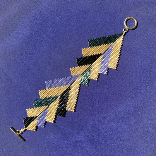 Brazalete Capella Verde Facetas, Morado, Negro y Dorado - Asimétrico