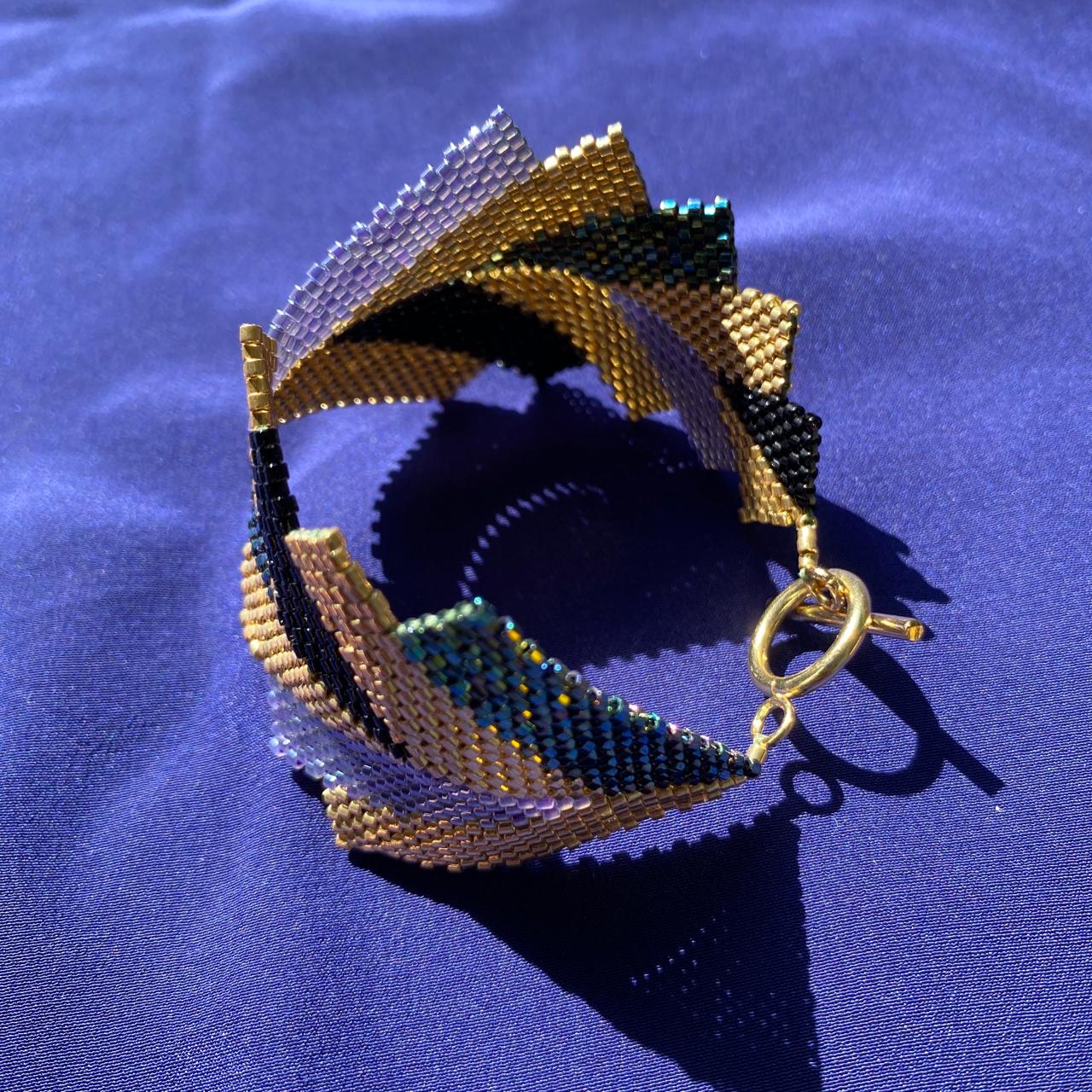 Brazalete Capella Verde Facetas, Morado, Negro y Dorado - Asimétrico