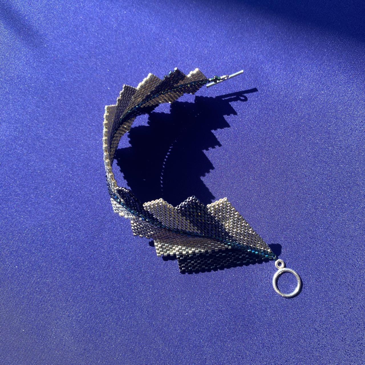 Brazalete Capella Grises, Negro y Plateado - Asimétrico