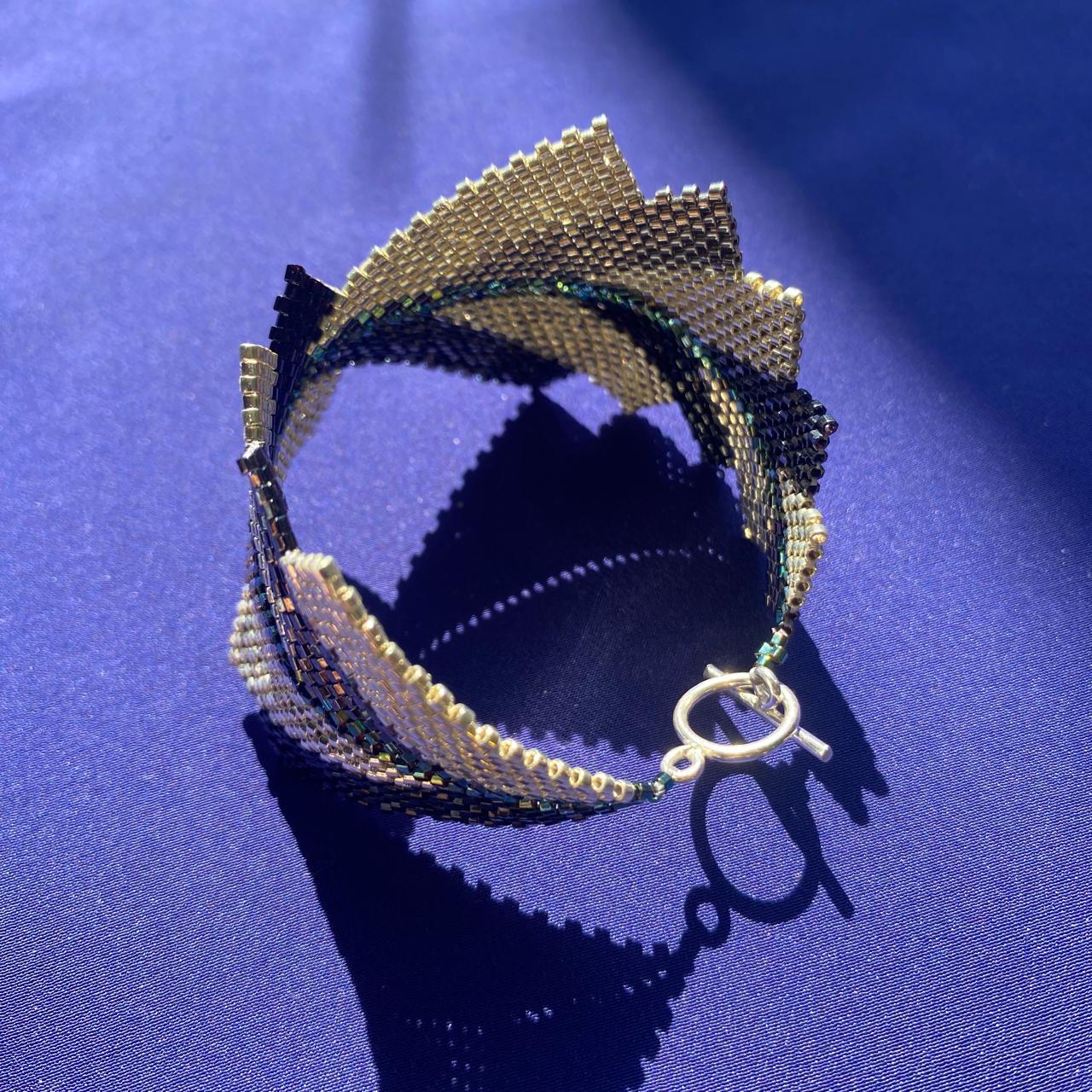 Brazalete Capella Grises, Negro y Plateado - Asimétrico
