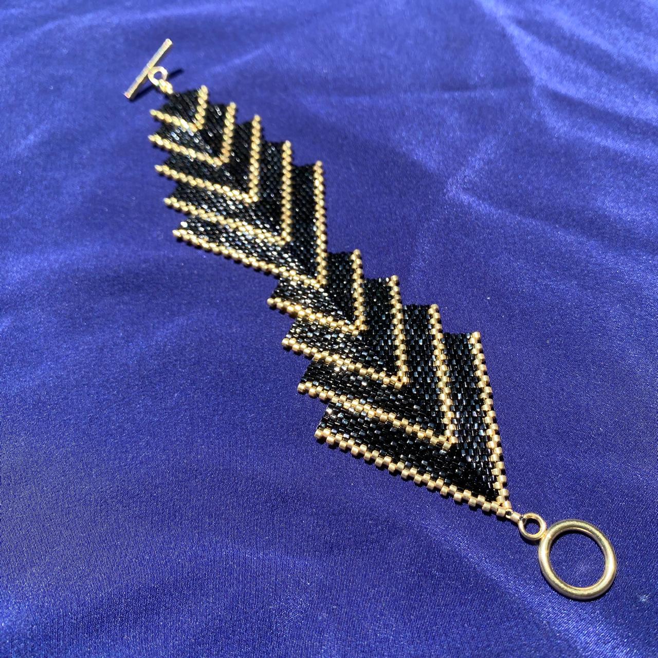 Brazalete Capella Negro y Dorado