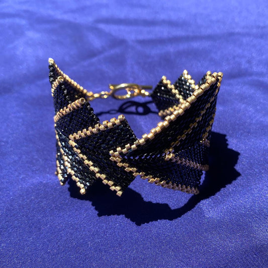 Brazalete Capella Negro y Dorado
