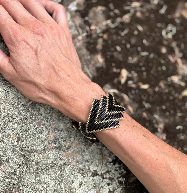Brazalete Capella Negro y Dorado