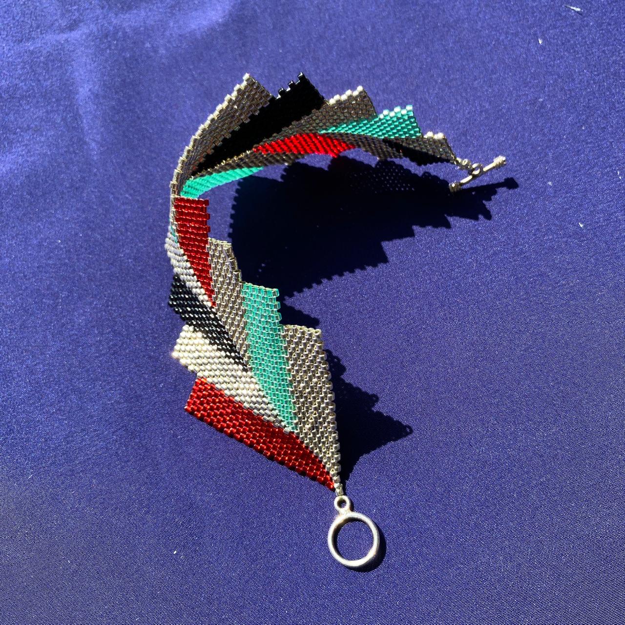 Conjunto Aretes Mini Rigel y Brazalete Capella Rojo, Negro y Dorado
