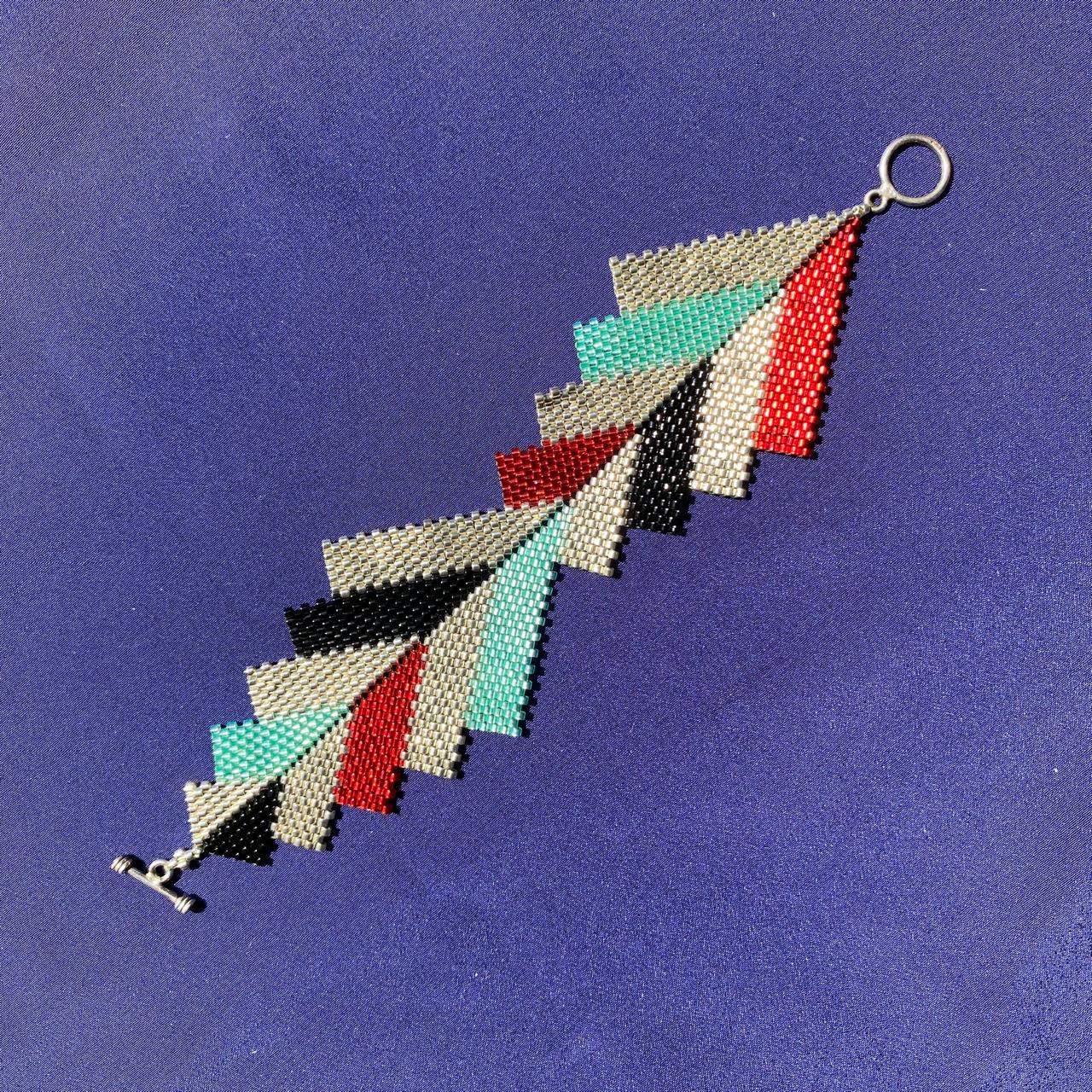 Conjunto Aretes Mini Rigel y Brazalete Capella Rojo, Negro y Dorado
