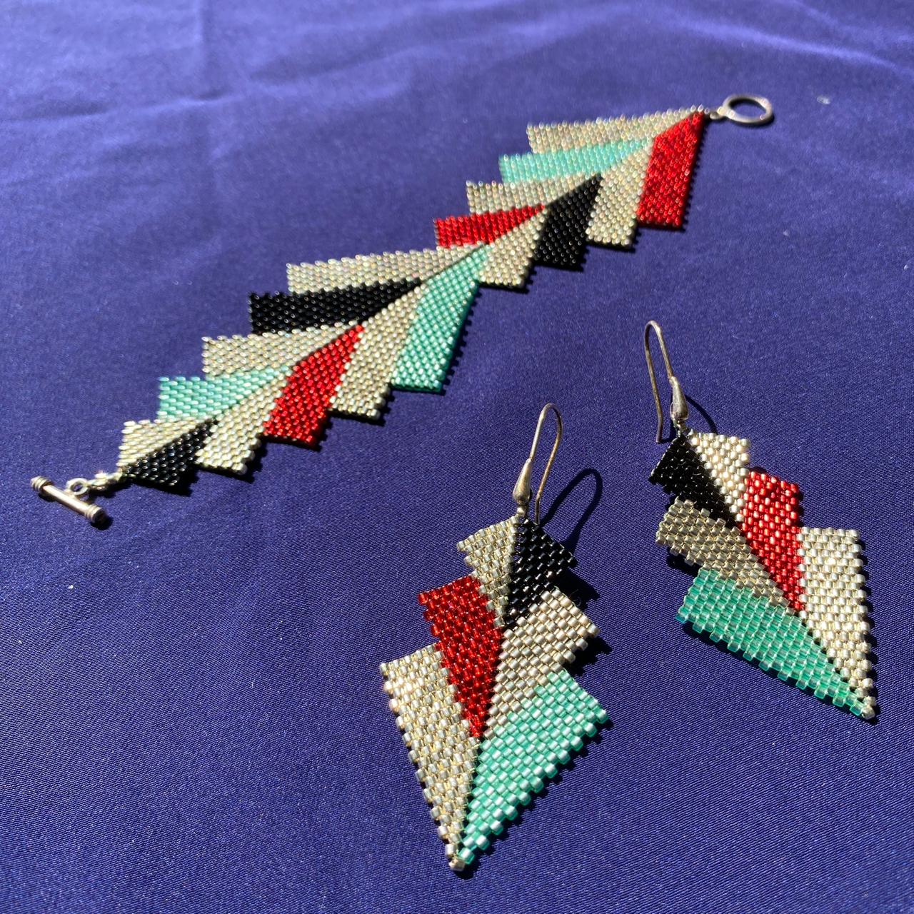 Conjunto Aretes Mini Rigel y Brazalete Capella Rojo, Negro y Dorado