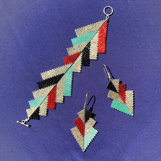 Conjunto Aretes Mini Rigel y Brazalete Capella Rojo, Negro y Dorado