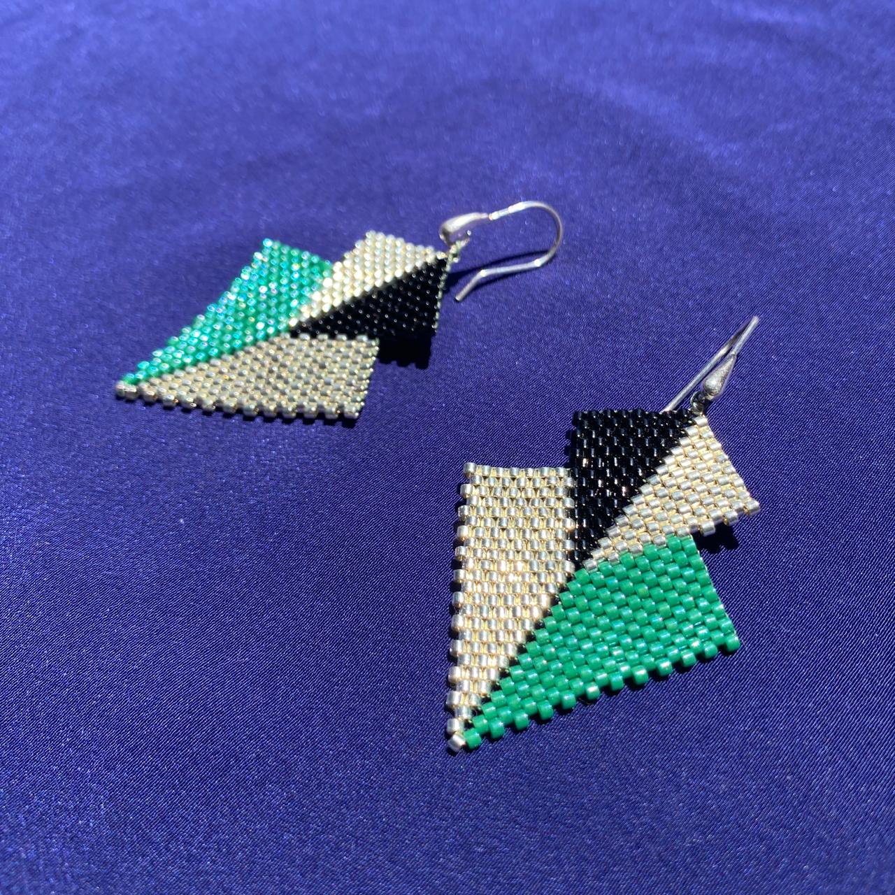 Aretes Mini Atik Verde Esmeralda y Negro - Asimétrico