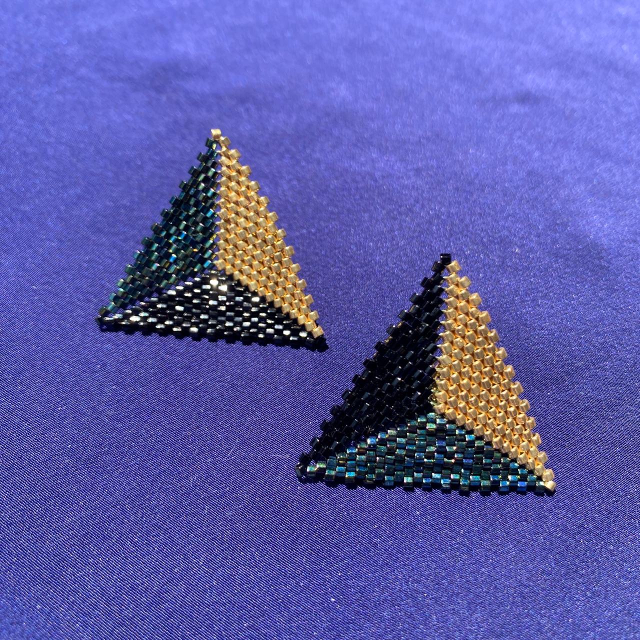Aretes Triángulos Tricolor Verde Facetas, Negro y Dorado