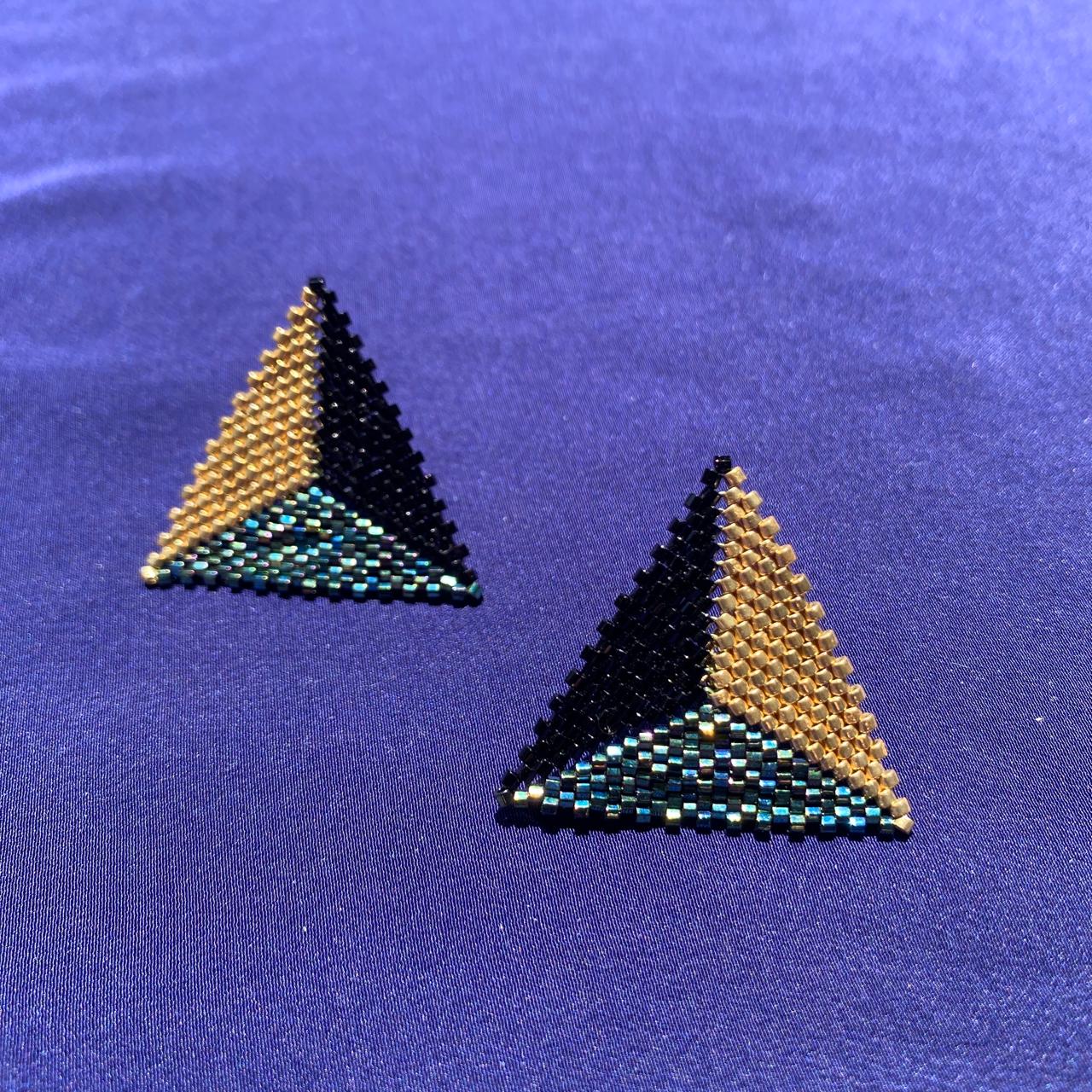 Aretes Triángulos Tricolor Verde Facetas, Negro y Dorado