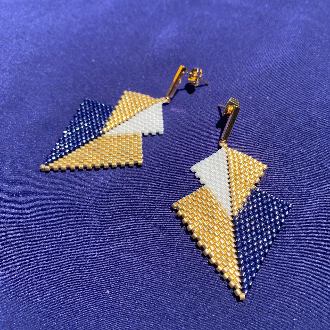 Aretes Mini Atik Azul Marino y Blanco - Asimétrico