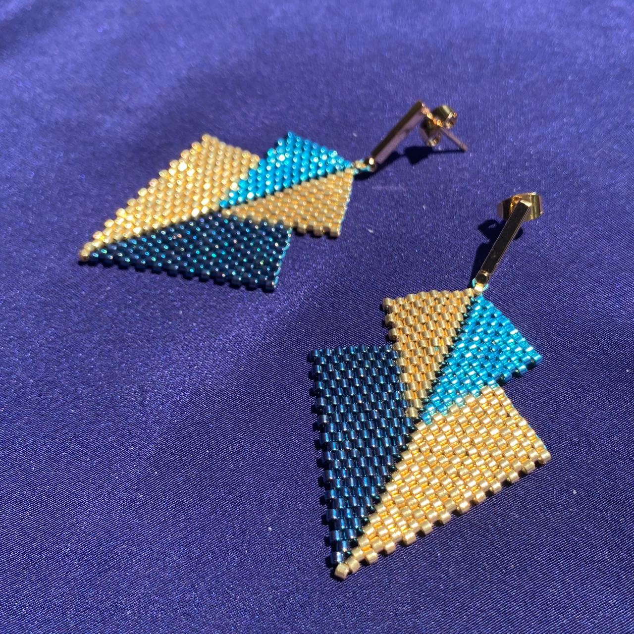 Aretes Mini Atik Azul Eléctrico y Dorado - Asimétrico