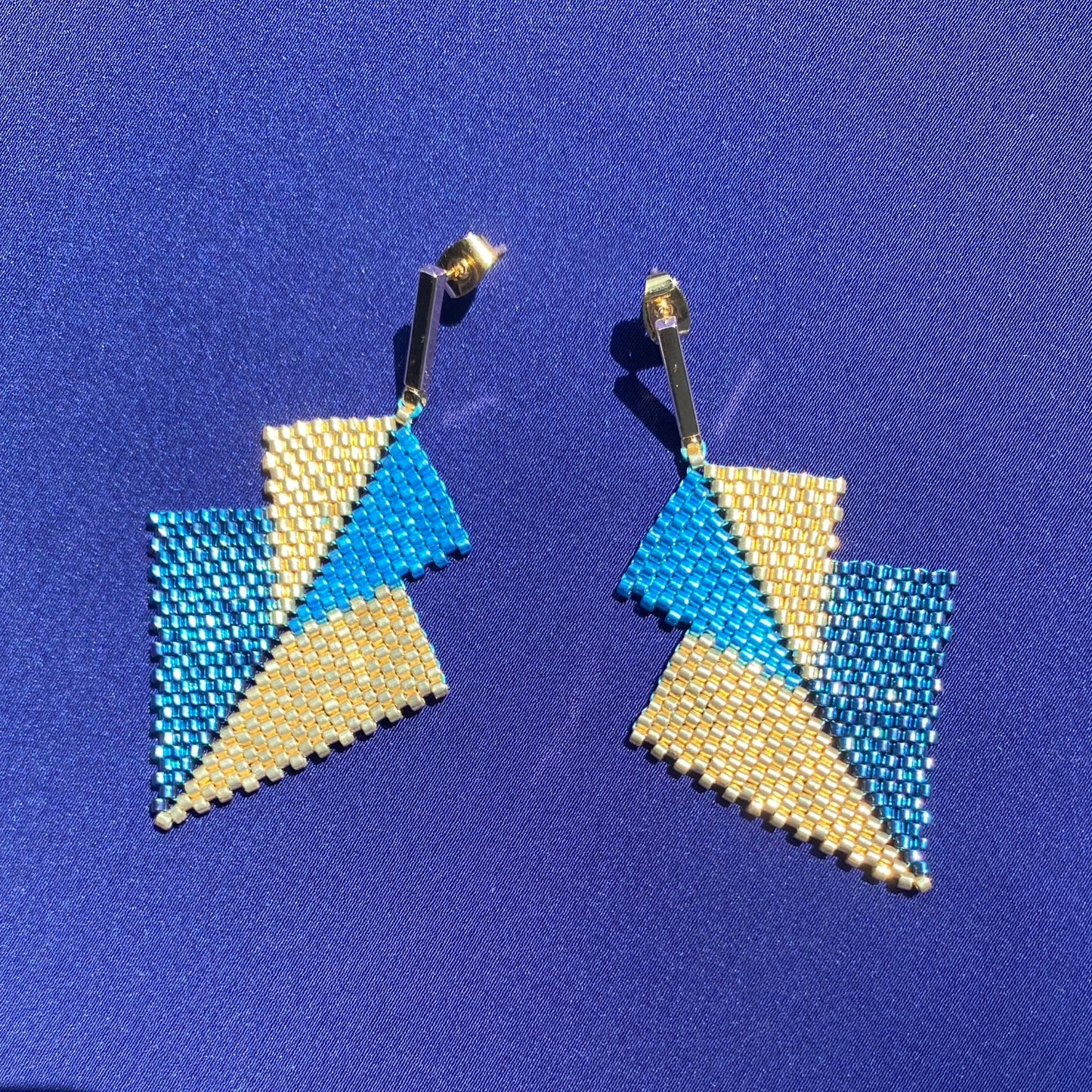 Aretes Mini Atik Azul Eléctrico y Dorado - Asimétrico
