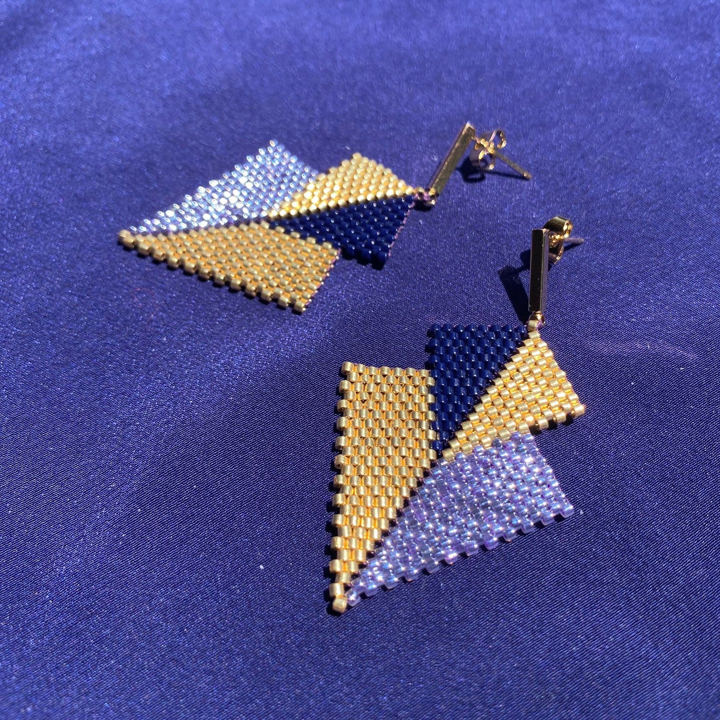 Aretes Mini Atik Morado y Azul Marino - Asimétrico