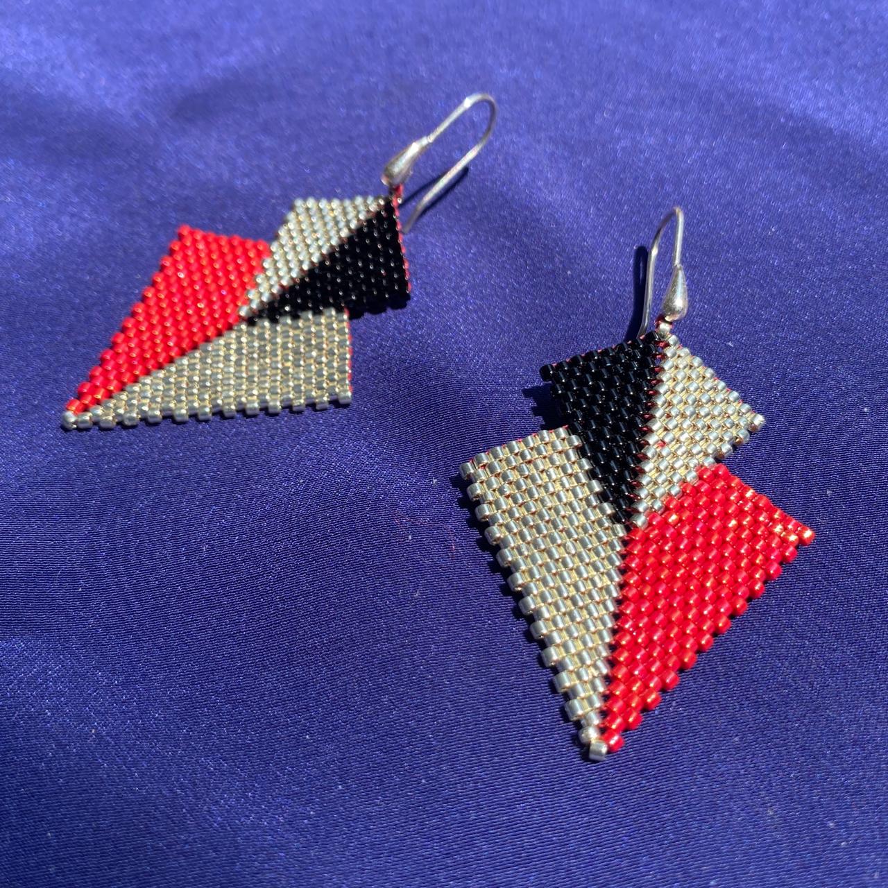 Aretes Mini Atik Rojo y Negro - Asimétrico