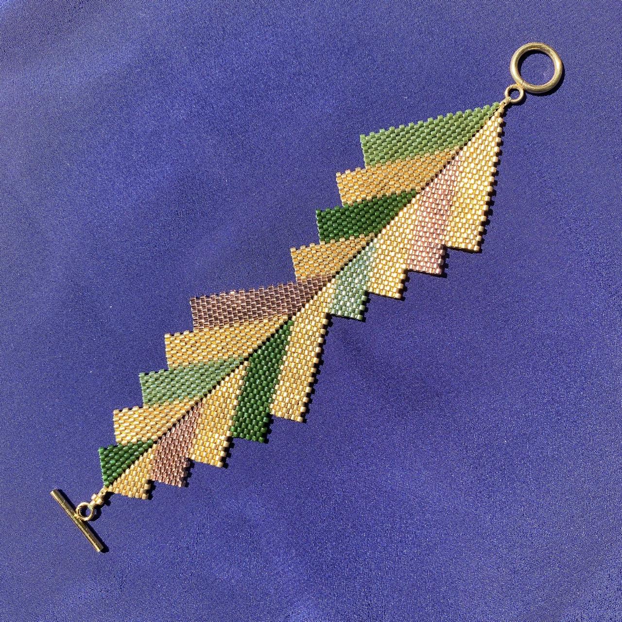 Conjunto Aretes Mini Rigel y Brazalete Capella Verde, Cobre y Dorado