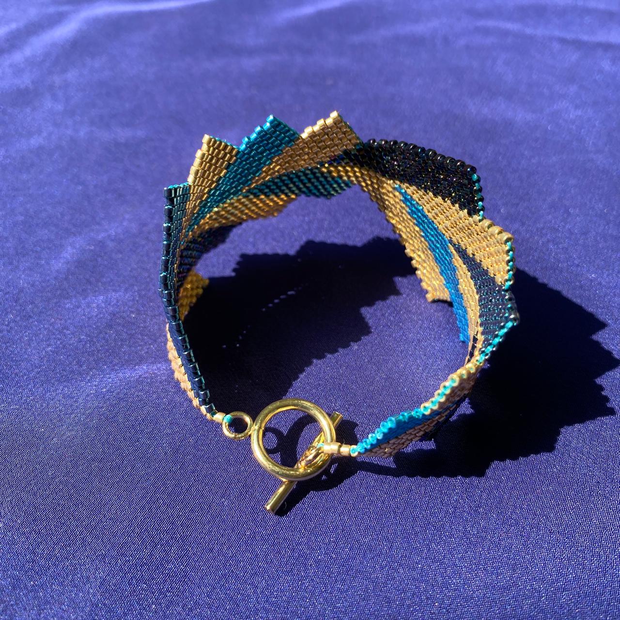 Conjunto Aretes Rigel y Brazalete Capella Azul Eléctrico y Dorado