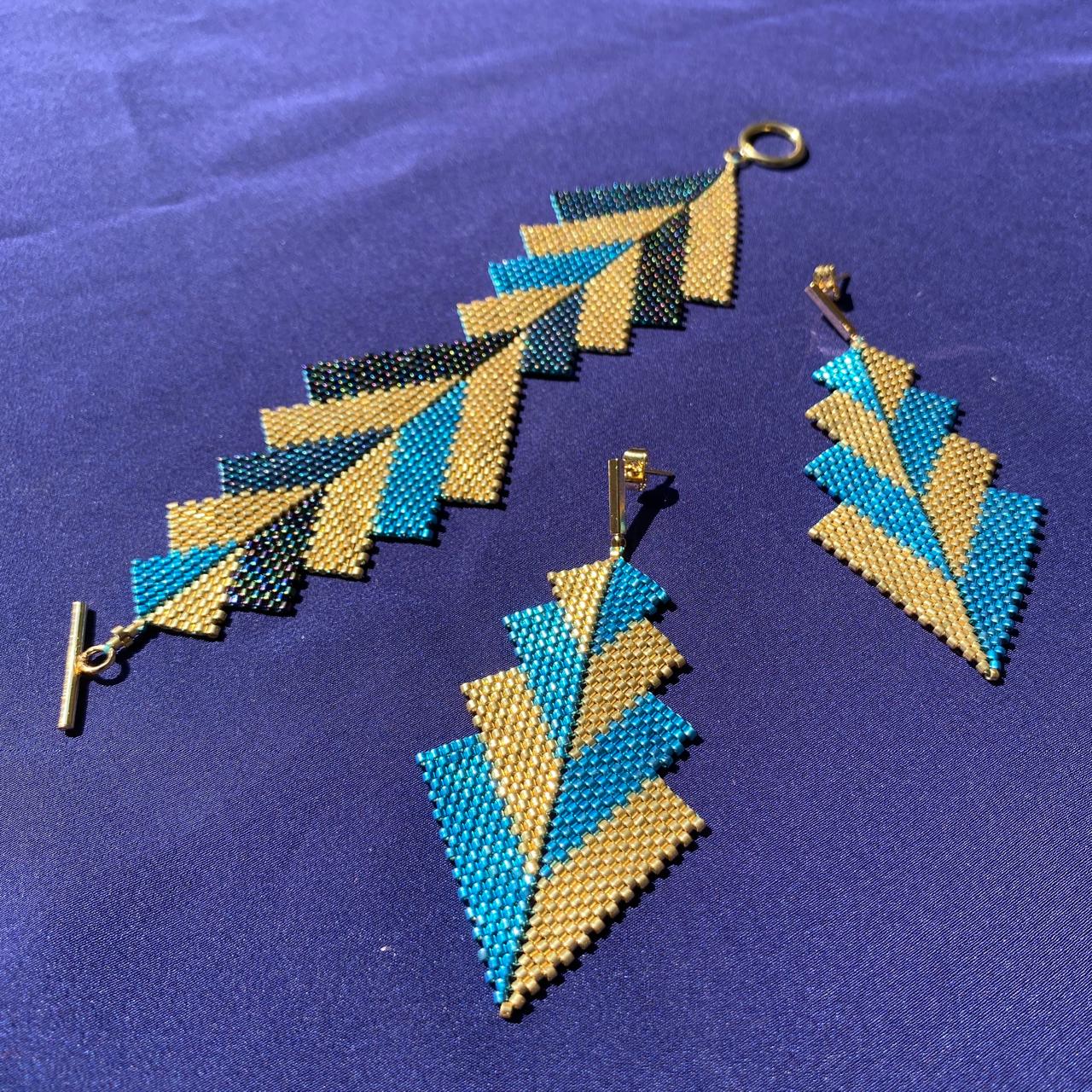 Conjunto Aretes Rigel y Brazalete Capella Azul Eléctrico y Dorado