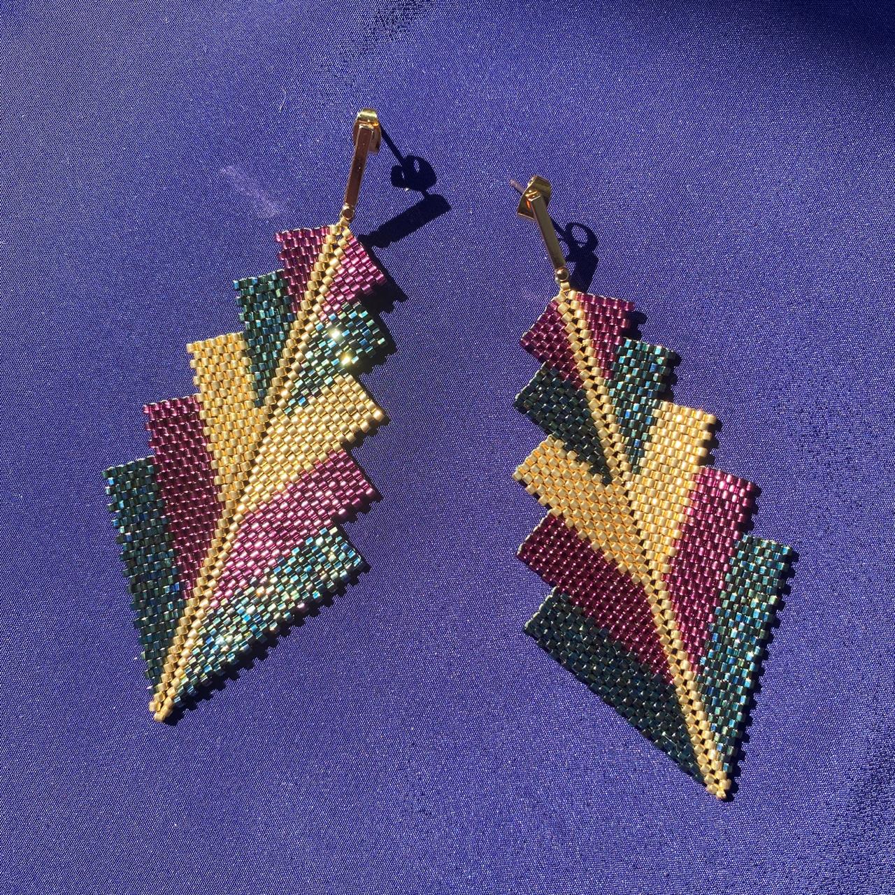 Aretes Capella Verde Facetas, Morado y Dorado
