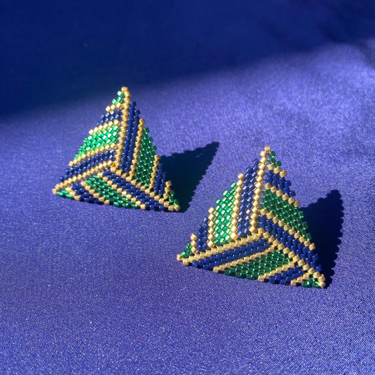 Aretes Triángulos con Líneas Verde Limón, Azul Marino y Dorado
