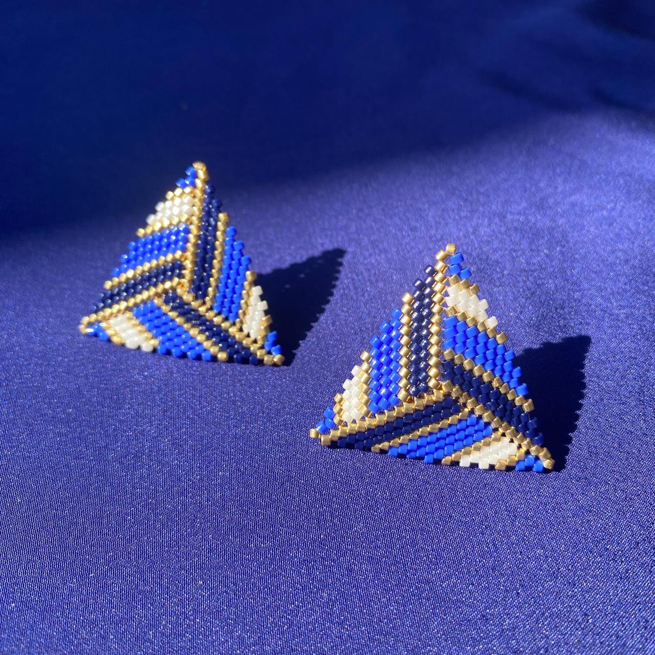Aretes Triángulos con Líneas Azul Morado, Blanco, Azul Marino  y Dorado