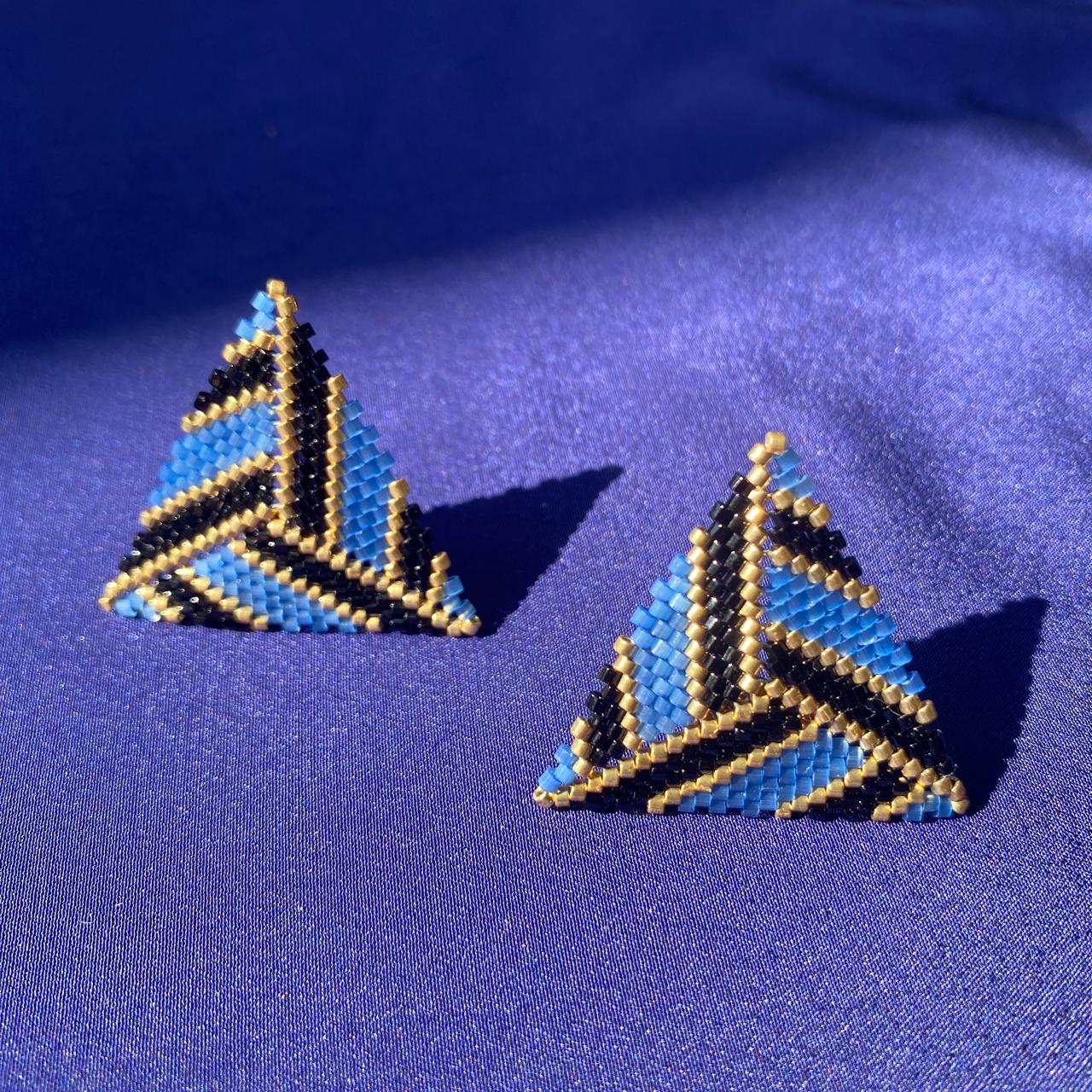 Aretes Triángulos con Líneas Azul Escamas, Negro y Dorado