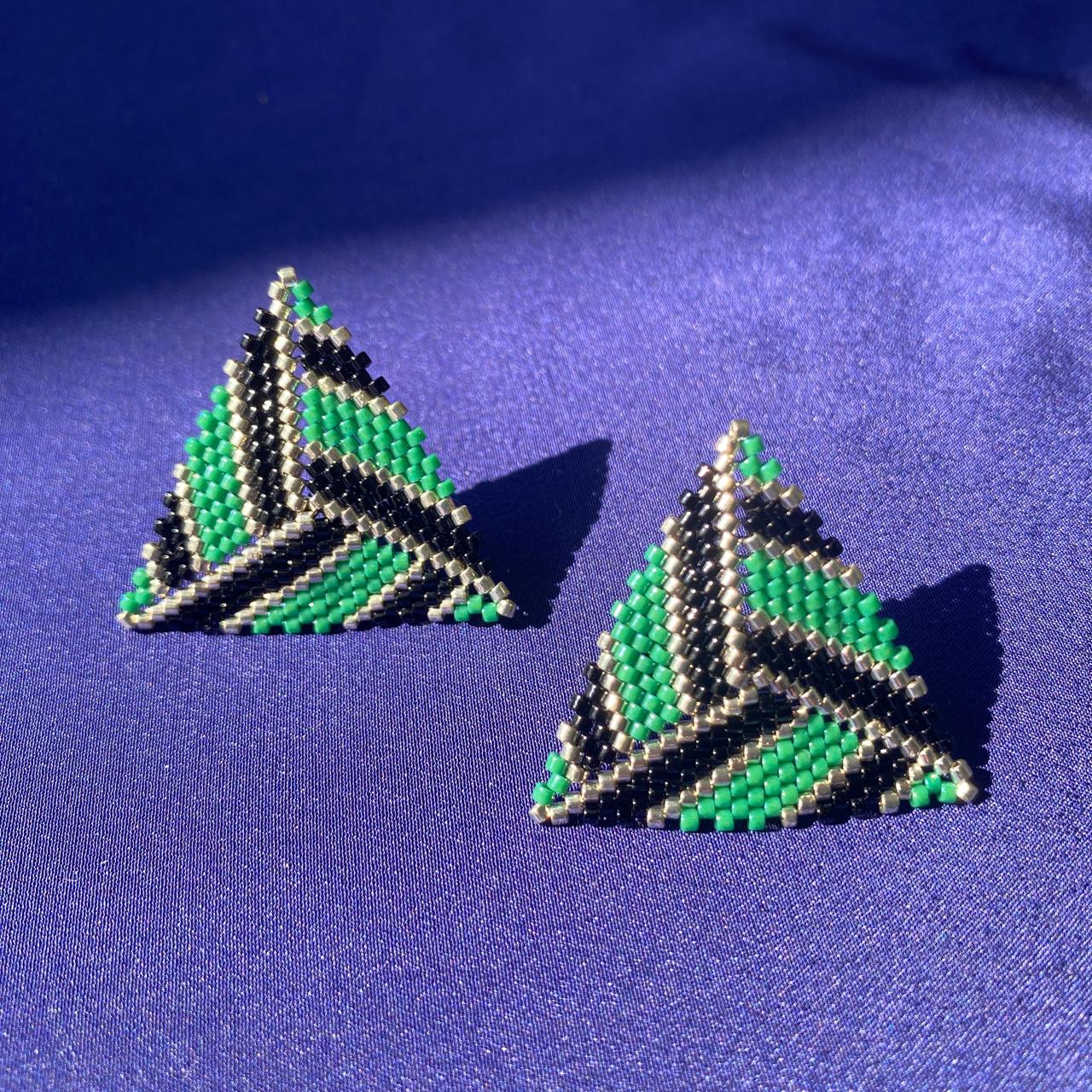 Aretes Triángulos con Líneas Verde Esmeralda, Negro y Plateado