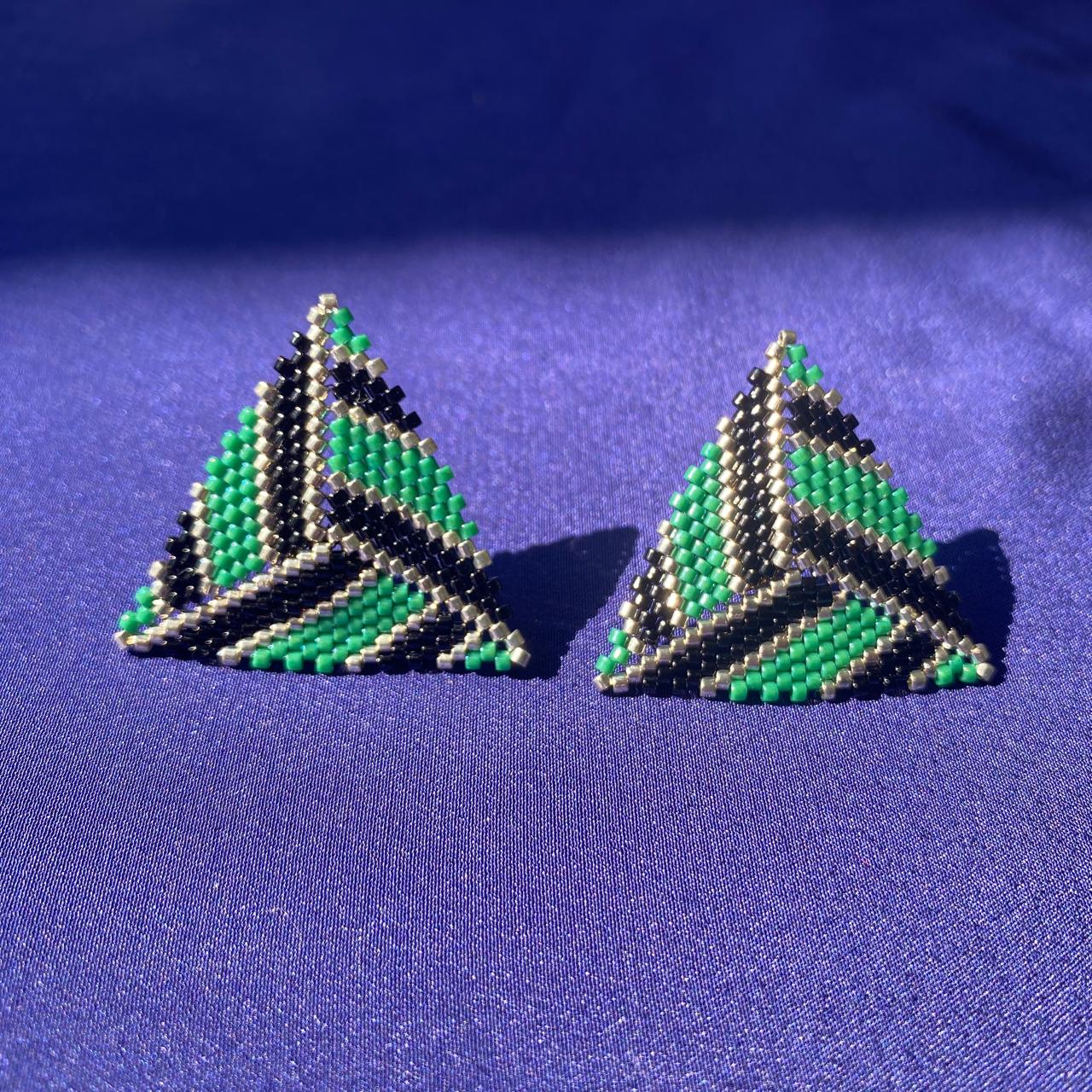 Aretes Triángulos con Líneas Verde Esmeralda, Negro y Plateado