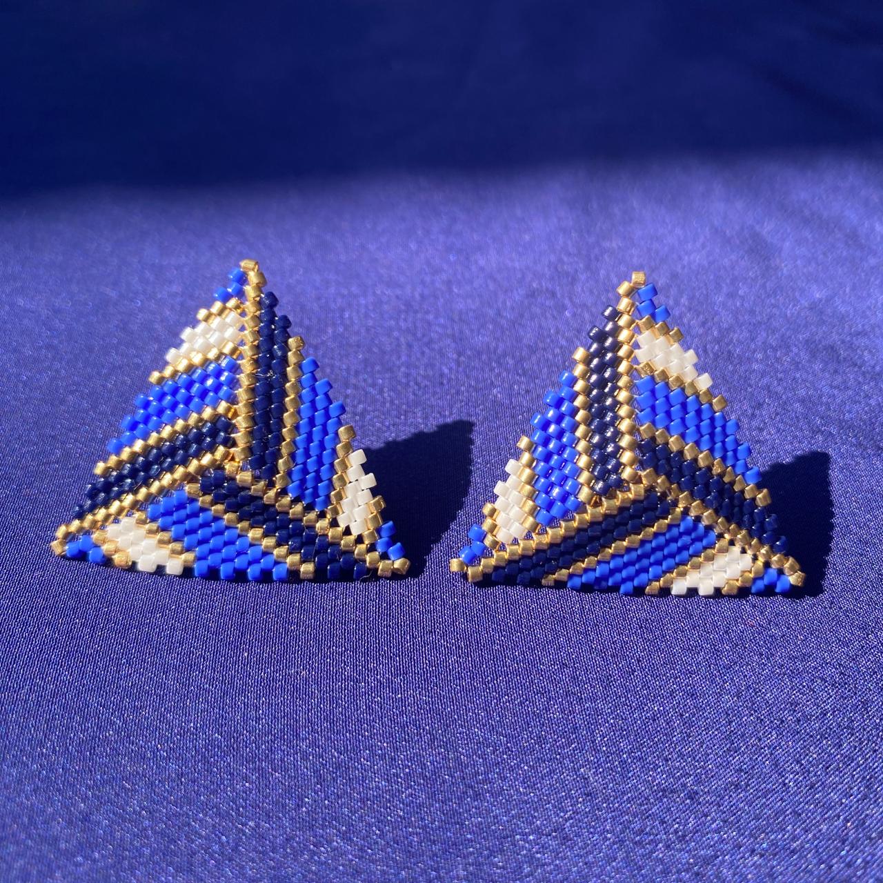 Aretes Triángulos con Líneas Azul Morado, Blanco, Azul Marino  y Dorado