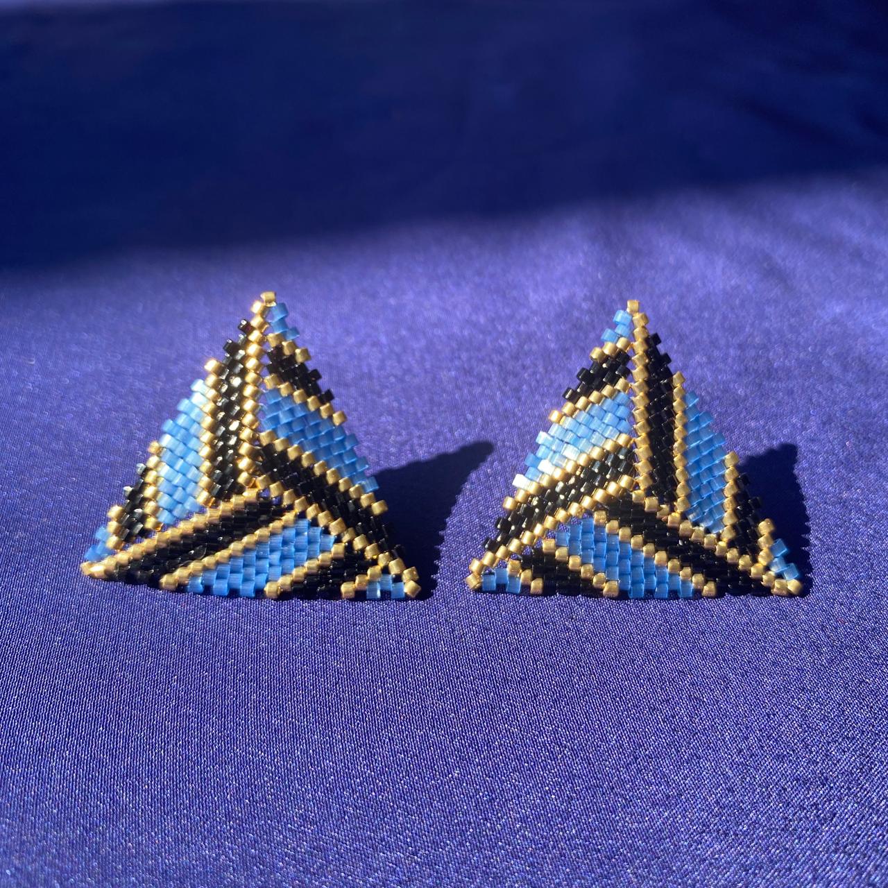 Aretes Triángulos con Líneas Azul Escamas, Negro y Dorado