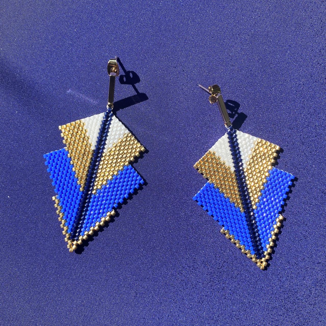 Aretes Centauri Azul Morado, Blanco, Azul Marino, y Dorado