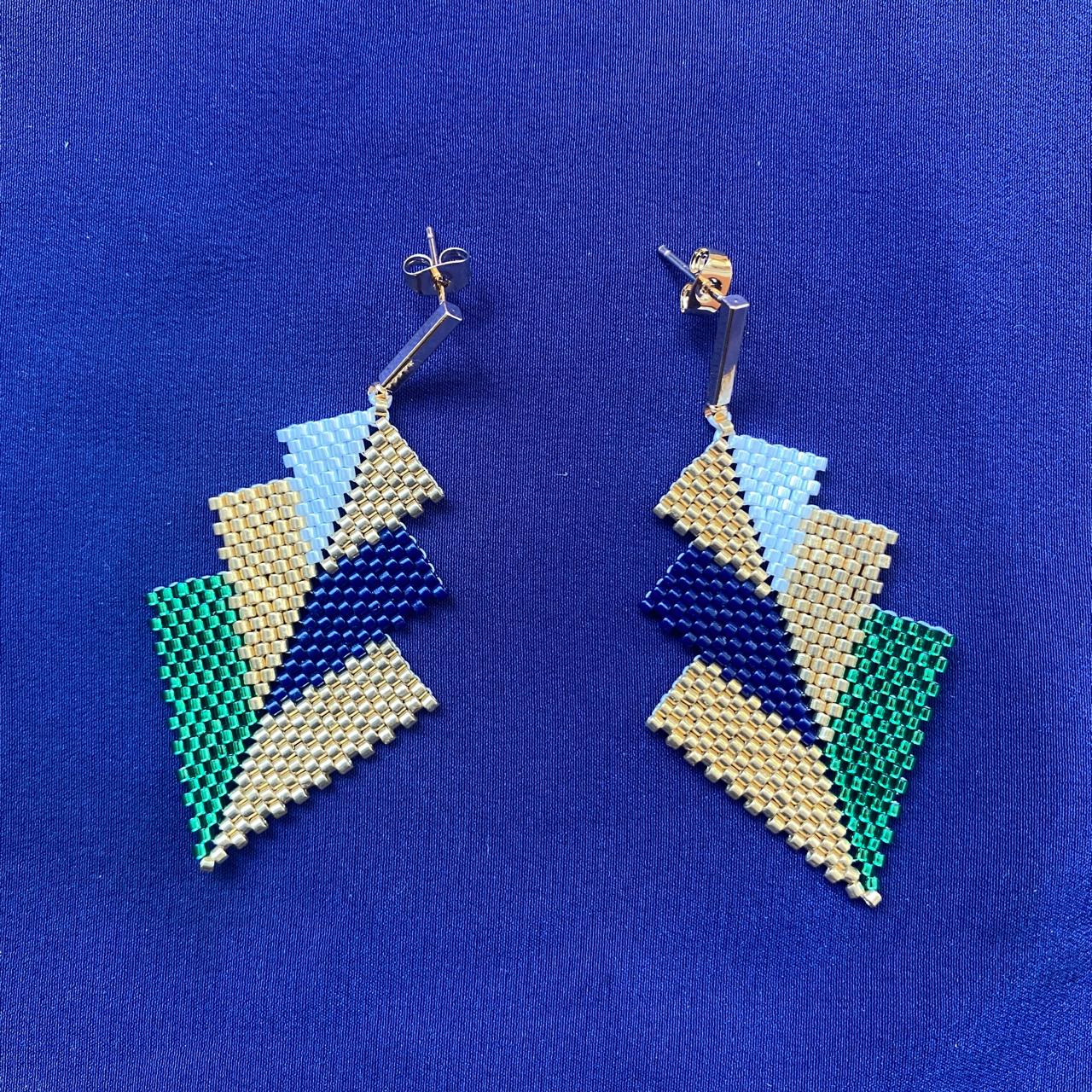 Aretes Mini Rigel Verde Limón, Azul Marino y Dorado - Asimétrico