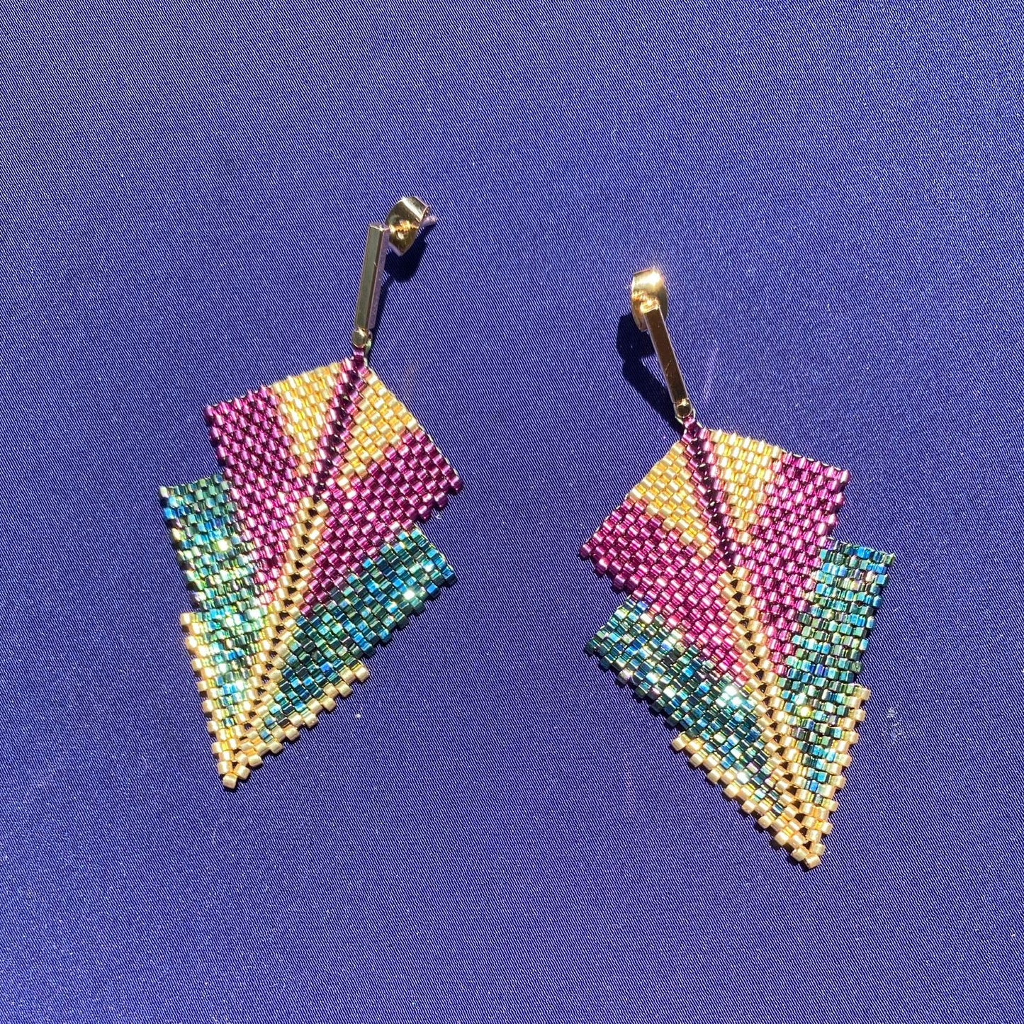 Aretes Centauri Verde Facetas, Morado y Dorado