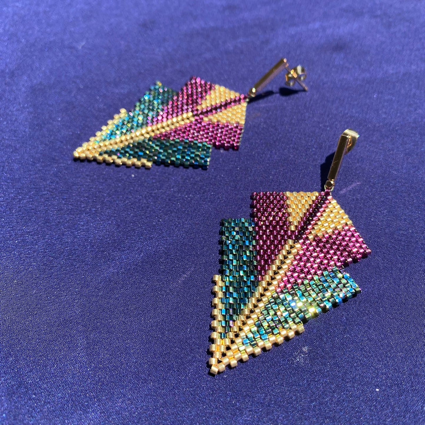 Aretes Centauri Verde Facetas, Morado y Dorado