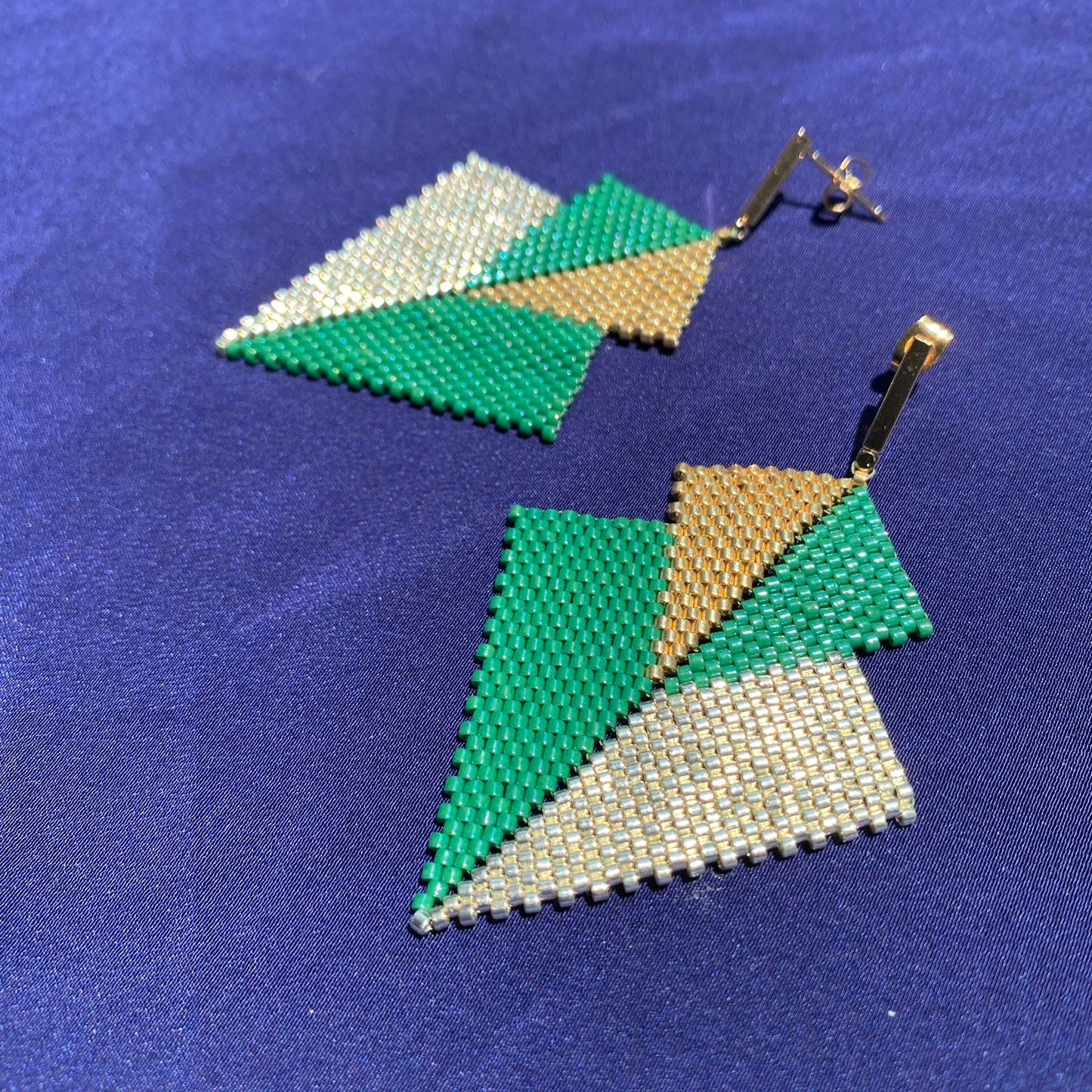 Aretes Atik Verde Esmeralda, Dorado y Plateado - Asimétrico