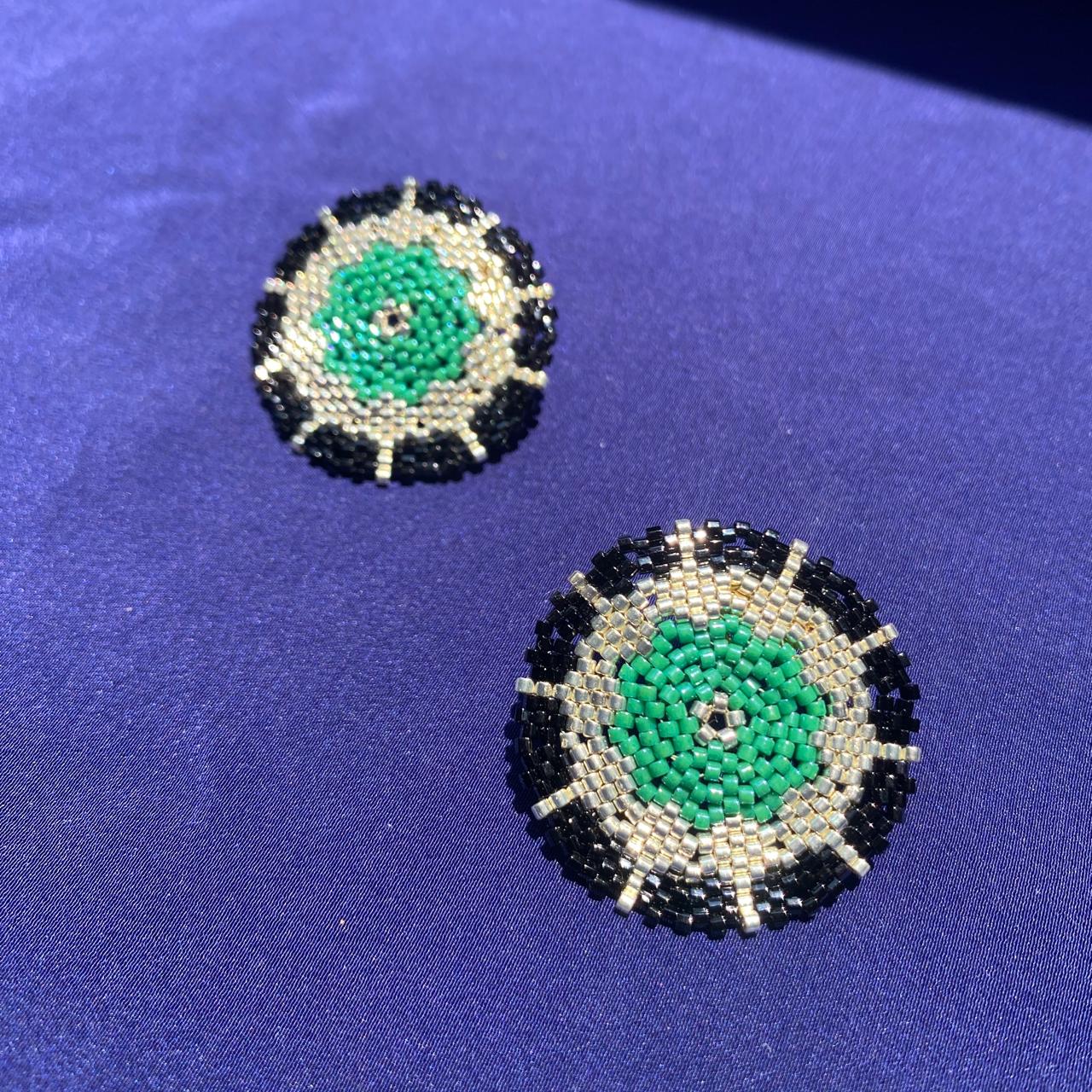 Aretes Juno Negro, Verde Esmeralda y Plateado