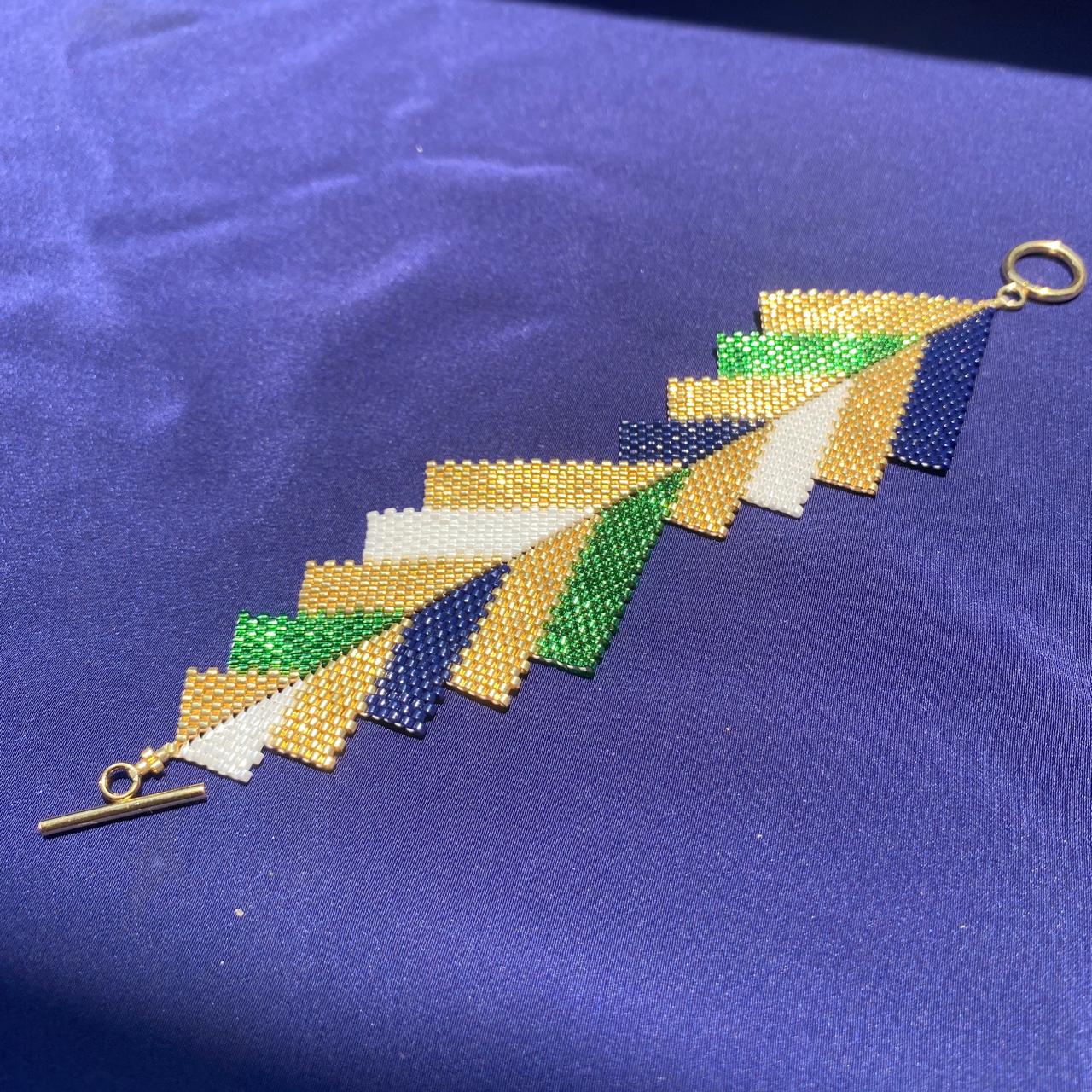 Brazalete Capella Verde Limón, Azul Marino y Dorado - Asimétrico