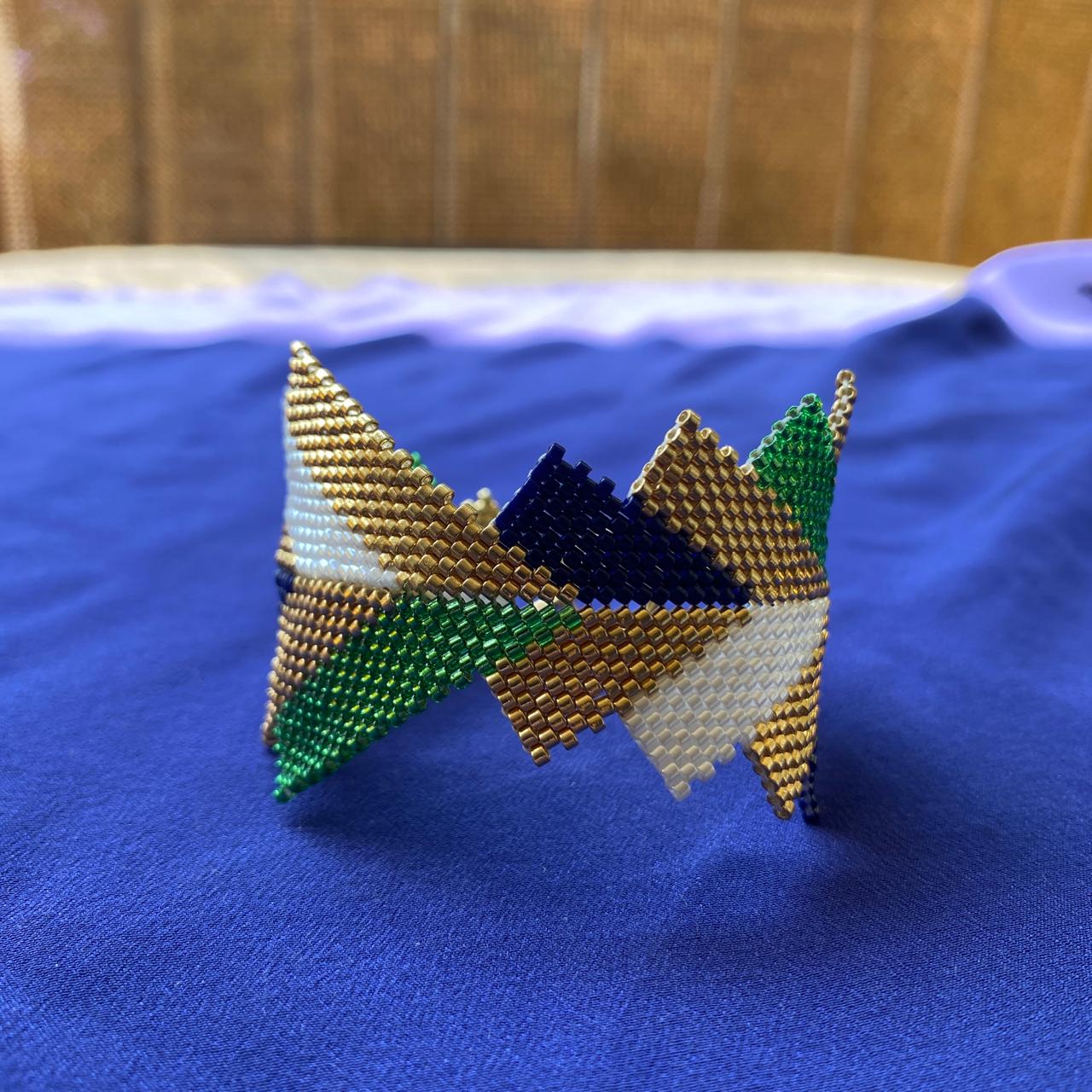 Brazalete Capella Verde Limón, Azul Marino y Dorado - Asimétrico