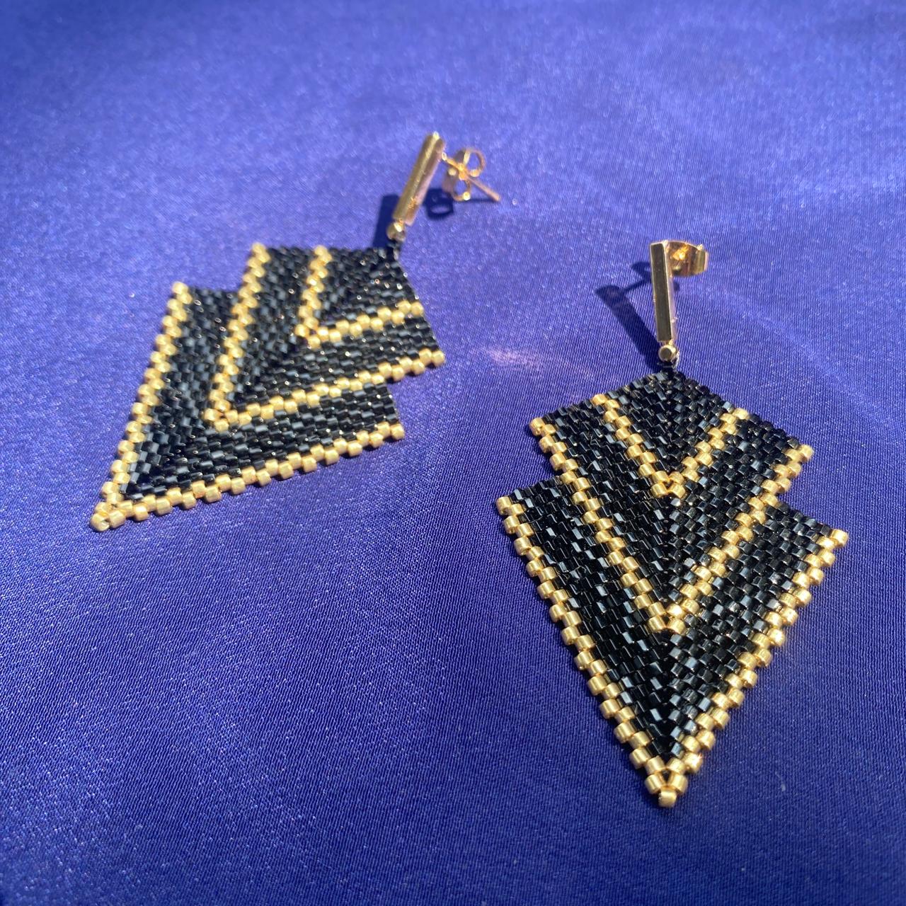 Aretes Centauri Negro y Dorado