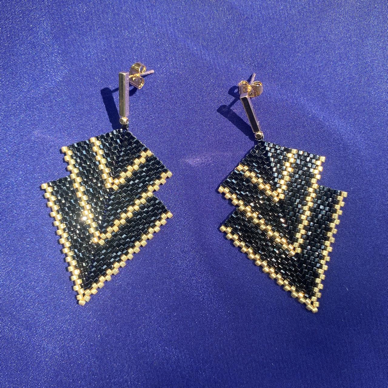 Aretes Centauri Negro y Dorado