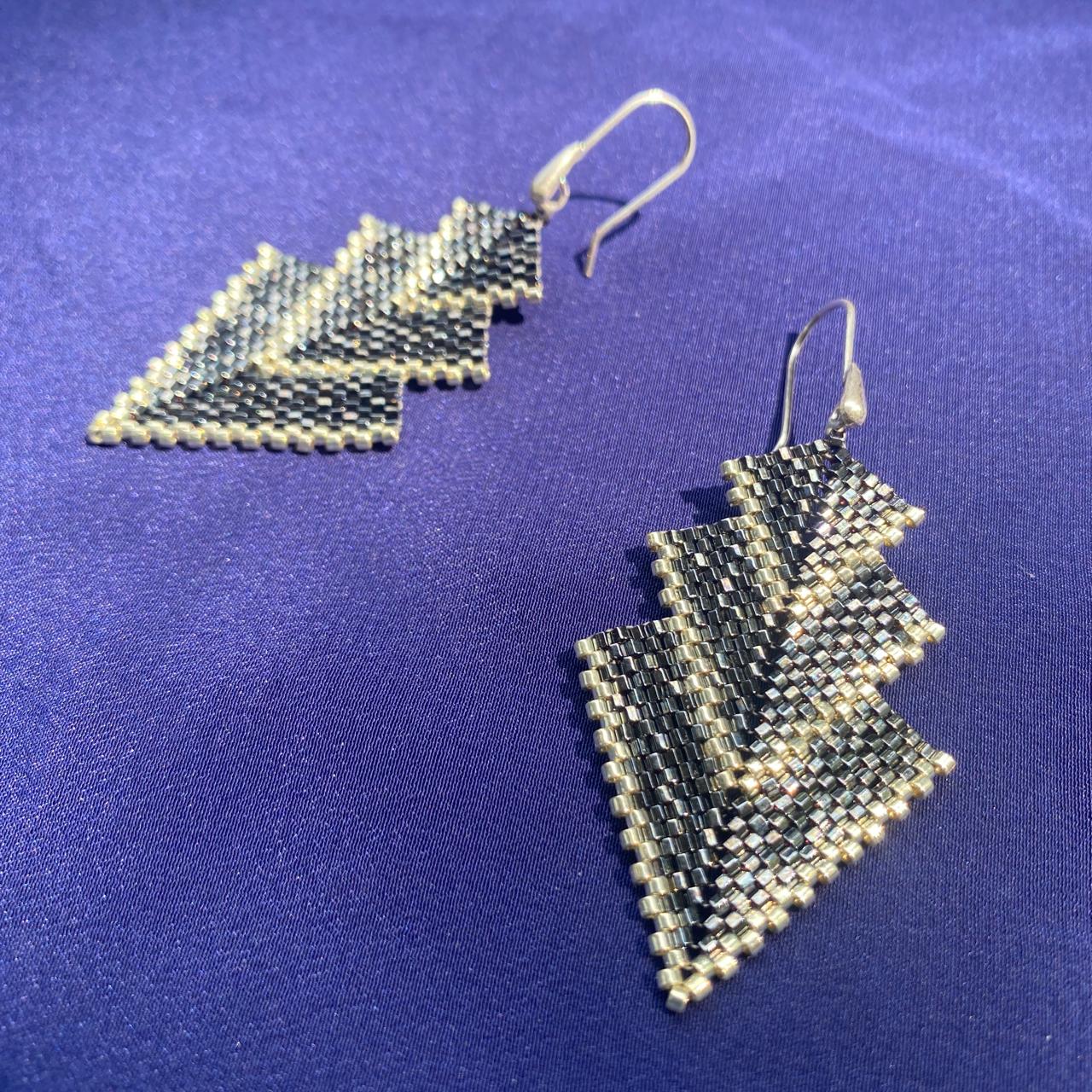Aretes Mini Rigel en Gris Antracita y Plateado