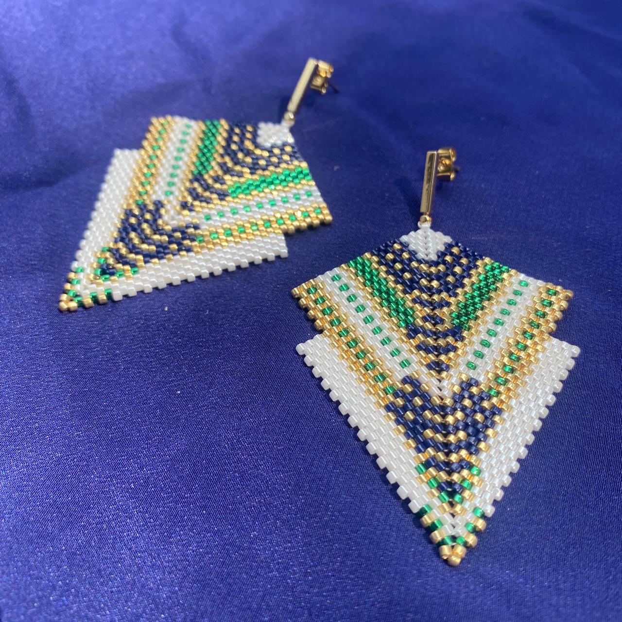 Aretes Penacho Mediano Blanco, Azul Marino y Verde Limón