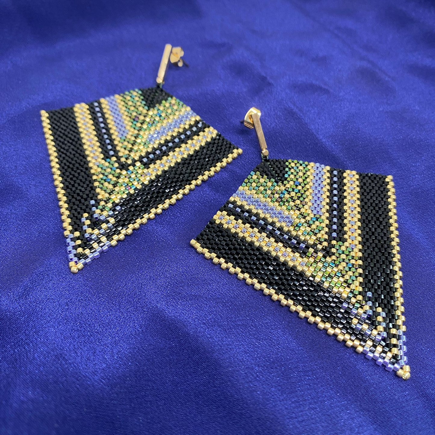 Aretes Penacho Negro y Dorado