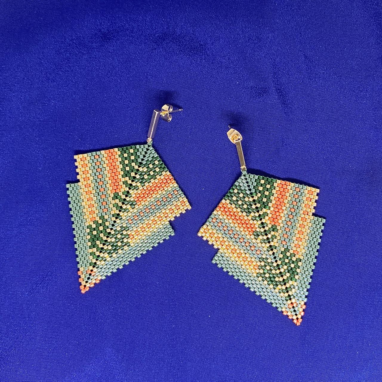 Aretes Penacho Mediano Verde Claro, Verde Olivo, Cobre y Dorado
